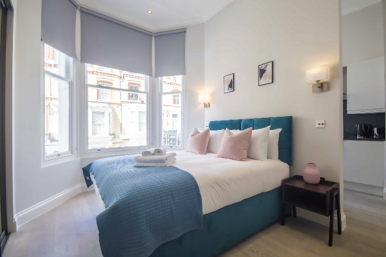 A beautiful and comfortable bedroom in the heart of Kensington