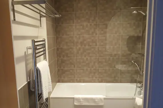 A modern, relaxing bathroom.