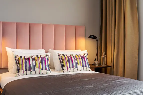 Bright and elegant touches in a standard studio