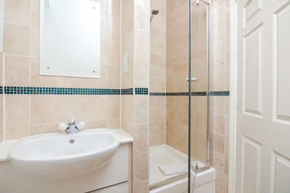 A calming and neutral shower room