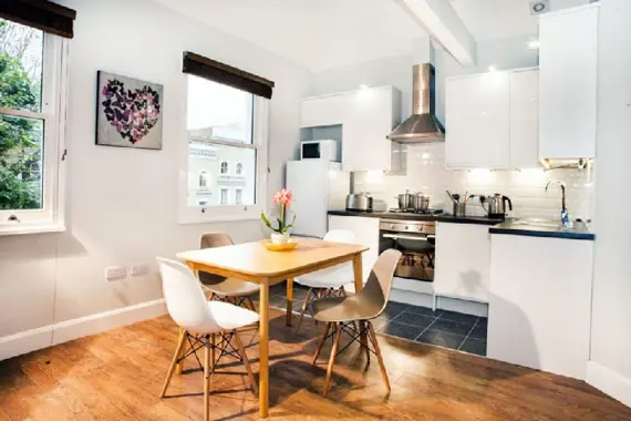 A bright and quiet two bedroom in Hammersmith