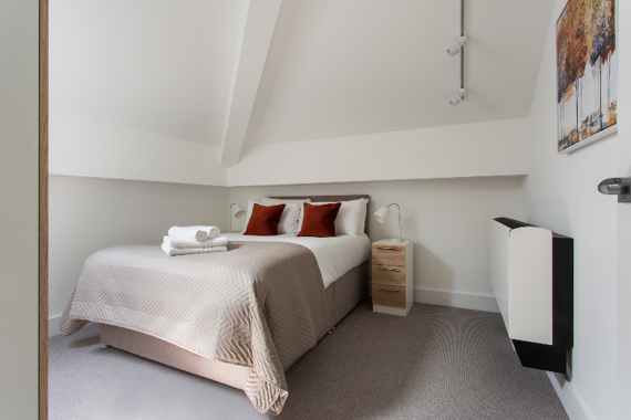 A lovely and bright bedroom in Slough