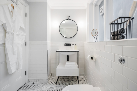 Clean and well-maintained bathroom, equipped with amenities and fresh towels