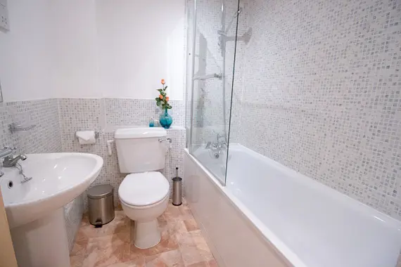 A well organised Monument bathroom