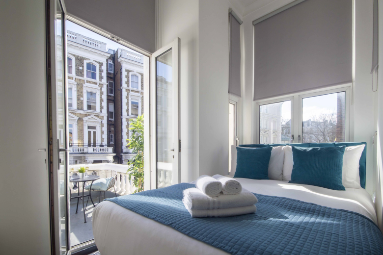 A stylish and elegant bedroom with a view! in Kensington