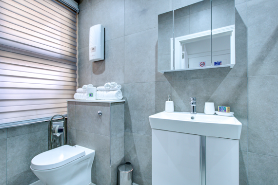 Clean and well-maintained bathroom, equipped with essential amenities and fresh towels