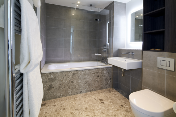 Spacious bathroom with a luxurious bathtub 