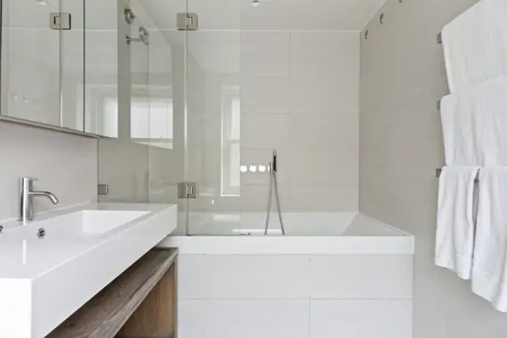 A lovely bathroom with a luxurious bathtub 