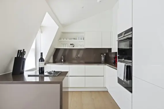 Open-plan kitchen with a spacious layout, ideal for socialising while cooking