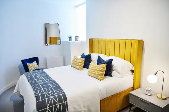 Minimalist bedroom for a peaceful and clutter-free experience