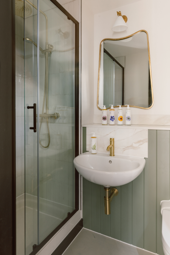 Concept Two Bedroom - Step into a bright and modern bathroom