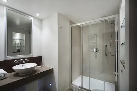 Another view of a bright and modern bathroom