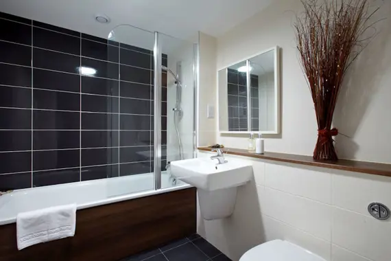 Skyline Plaza 1 bed bathroom