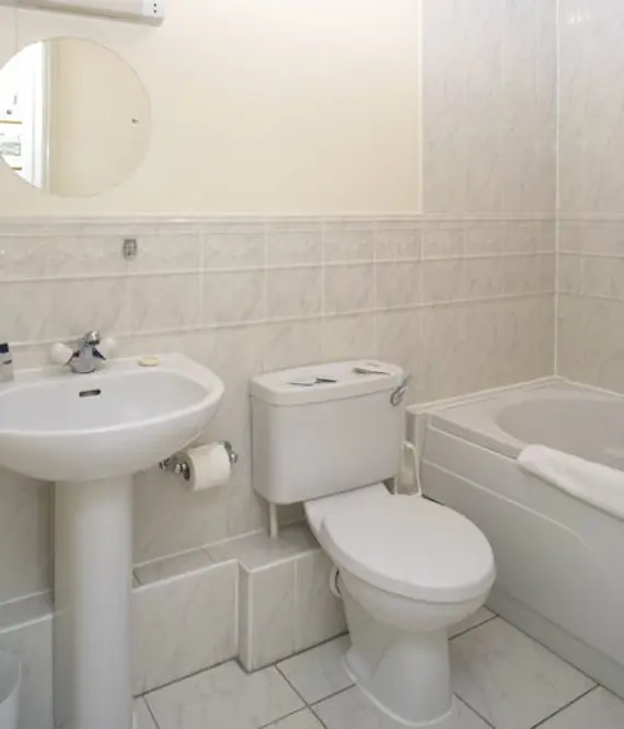 A spacious bathroom at Tamesis Place