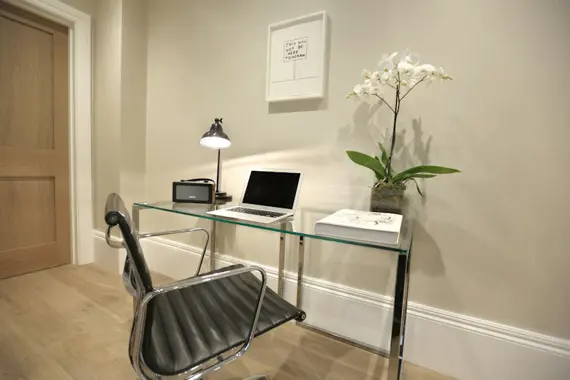 Even the desk space is chic!