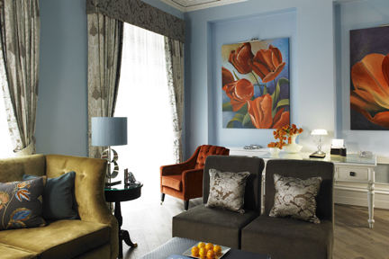 A stunning, luxurious living area in the Jubilee Suite