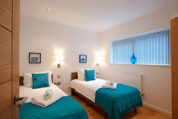 A comfortable and beautifully decorated twin bedroom