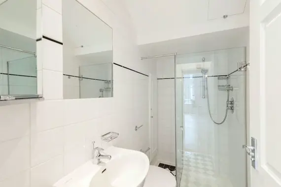 A bright Crawford Street shower room