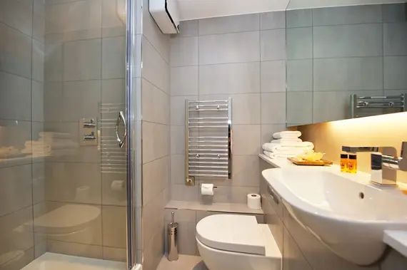 A stunning and spacious modern bathroom